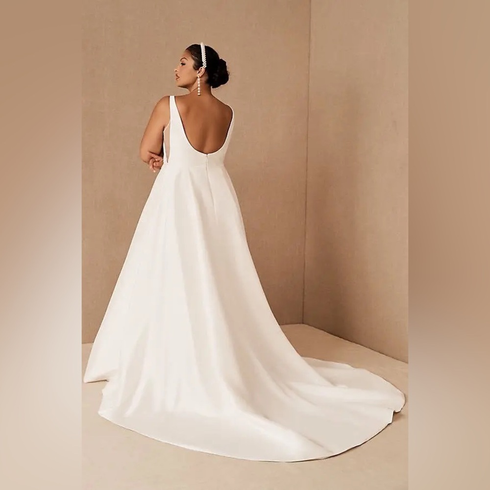 Jenny by Jenny Yoo
Lawrence Square-Neck Open-Back Taffeta
Wedding Gown - Picture 4 of 17